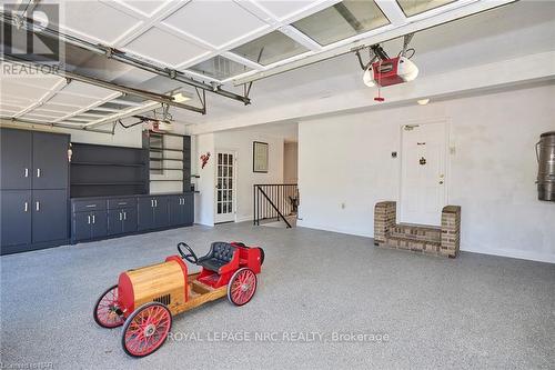 6780 Mountain Rd, Niagara Falls, ON - Indoor Photo Showing Garage