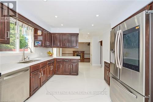 6780 Mountain Rd, Niagara Falls, ON - Indoor Photo Showing Kitchen