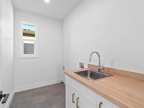 2616 Elston Drive, Kamloops, BC - Indoor Photo Showing Kitchen