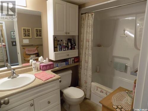 308 445 Government Road, Weyburn, SK - Indoor Photo Showing Bathroom