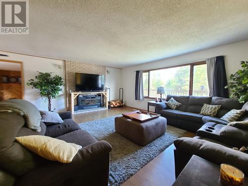 1505 S 5 Highway, Valemount, BC - Indoor Photo Showing Living Room
