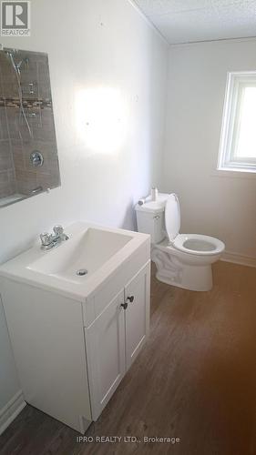 Upper B - 26 Balmoral Avenue, Welland, ON - Indoor Photo Showing Bathroom