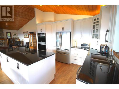 8199 Mclennan Road, Vernon, BC - Indoor Photo Showing Kitchen