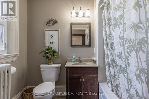 103 Maple St, St. Catharines, ON - Indoor Photo Showing Bathroom