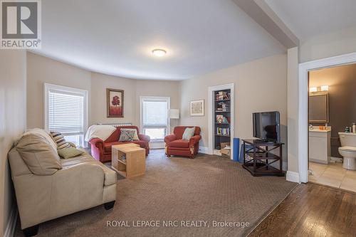 103 Maple St, St. Catharines, ON - Indoor Photo Showing Living Room
