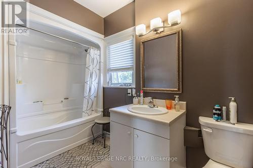 103 Maple St, St. Catharines, ON - Indoor Photo Showing Bathroom