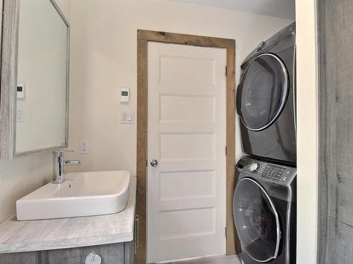 Bathroom - 210 Rue Du Coteau, Val-D'Or, QC - Indoor Photo Showing Laundry Room