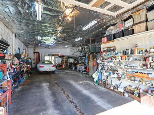 Garage - 283  - 287 Rue Principale, Grenville, QC - Indoor Photo Showing Garage
