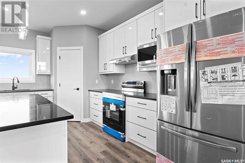 827 Bentley Manor, Saskatoon, SK - Indoor Photo Showing Kitchen With Upgraded Kitchen