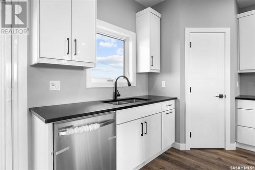 827 Bentley Manor, Saskatoon, SK - Indoor Photo Showing Kitchen With Double Sink