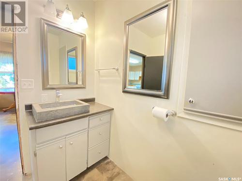405 Harder Street, Maple Creek, SK - Indoor Photo Showing Bathroom