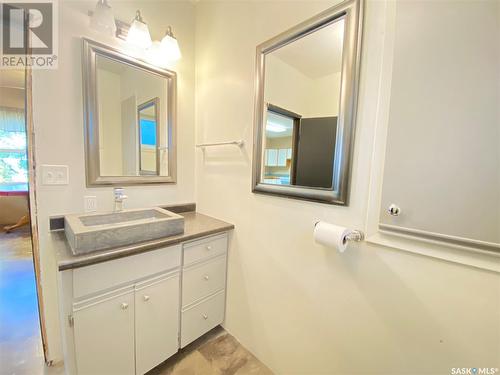 405 Harder Street, Maple Creek, SK - Indoor Photo Showing Bathroom