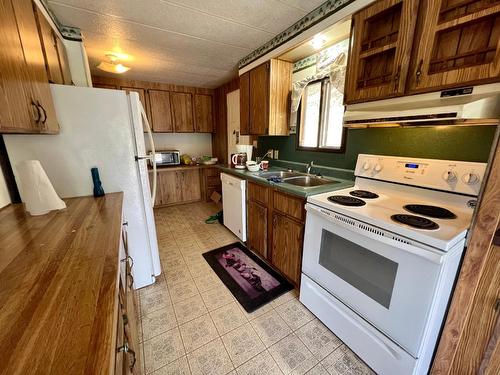 8875 North Fork Rd, Grand Forks, BC - Indoor Photo Showing Kitchen With Double Sink