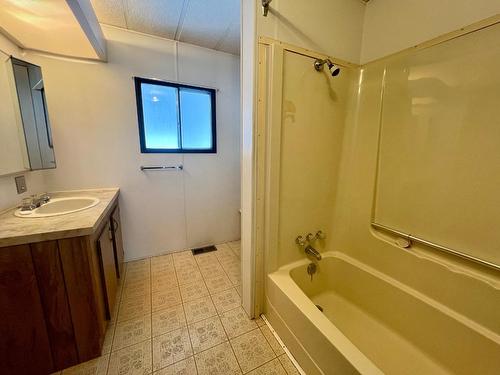 8875 North Fork Rd, Grand Forks, BC - Indoor Photo Showing Bathroom