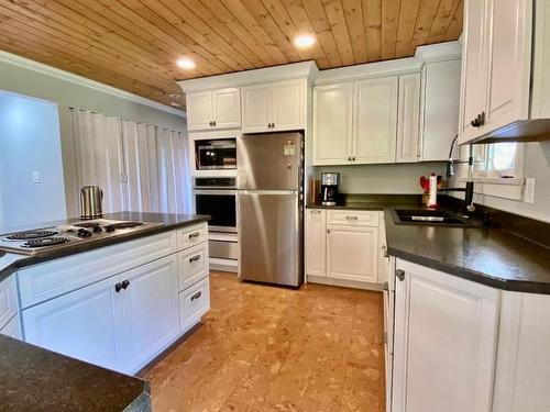 2916 Barriere Lakes Rd, Barriere, BC - Indoor Photo Showing Kitchen