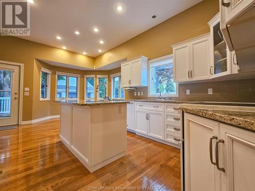 31 Paxton Drive, Chatham, ON - Indoor Photo Showing Kitchen