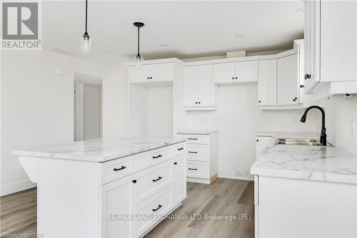 323 Mclean Crescent, Saugeen Shores, ON - Indoor Photo Showing Kitchen