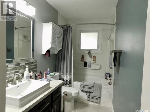6 H Avenue, Willow Bunch, SK - Indoor Photo Showing Bathroom