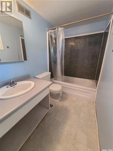 239 10Th Street N, Weyburn, SK - Indoor Photo Showing Bathroom