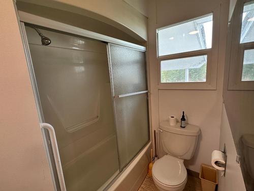 6195 19Th Street, Grand Forks, BC - Indoor Photo Showing Bathroom