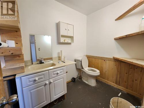 257 4Th Avenue E, Gravelbourg, SK - Indoor Photo Showing Bathroom