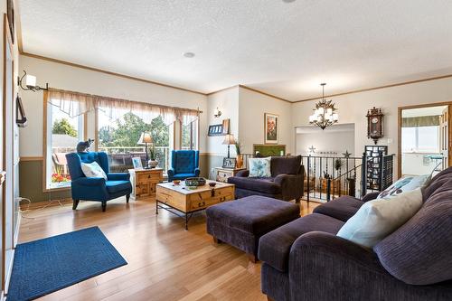 1108 Westridge Street, Creston, BC - Indoor Photo Showing Living Room