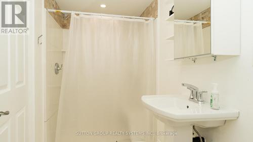 654 Upper Wentworth St, Hamilton, ON - Indoor Photo Showing Bathroom