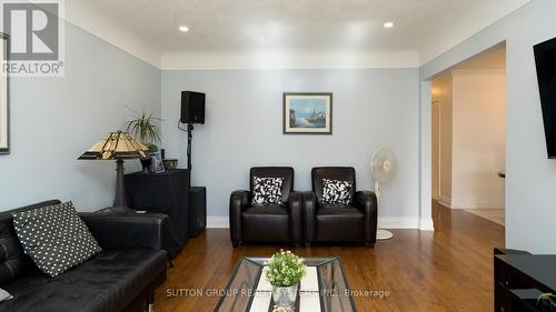654 Upper Wentworth St, Hamilton, ON - Indoor Photo Showing Living Room