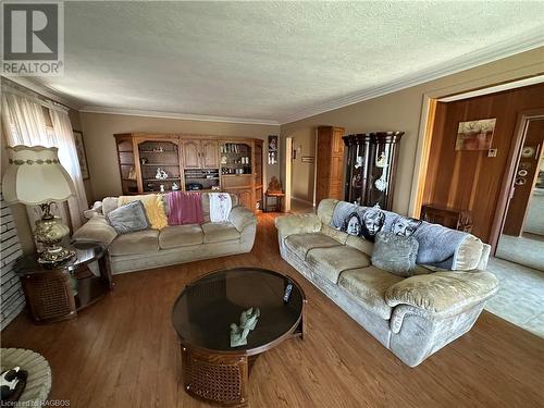304 6Th Avenue, Hanover, ON - Indoor Photo Showing Living Room