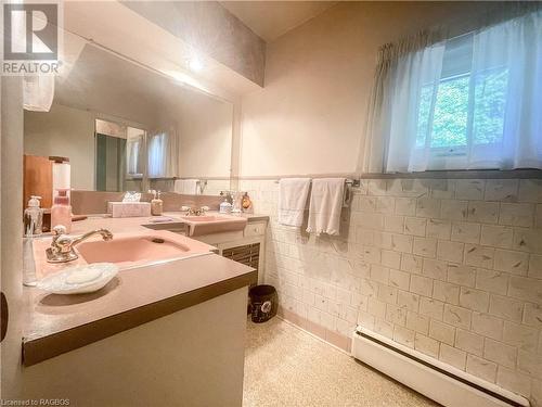 304 6Th Avenue, Hanover, ON - Indoor Photo Showing Bathroom