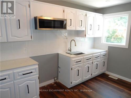 381 Cope St, Hamilton, ON - Indoor Photo Showing Kitchen With Upgraded Kitchen