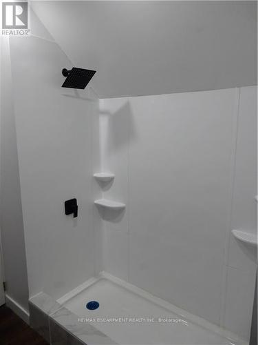 381 Cope St, Hamilton, ON - Indoor Photo Showing Bathroom