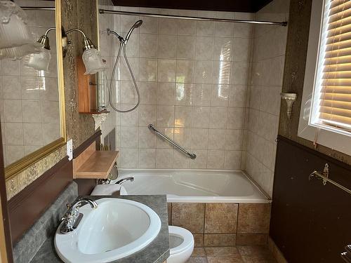 Bathroom - 2272 Rue St-Simon, Saguenay (Jonquière), QC - Indoor Photo Showing Bathroom