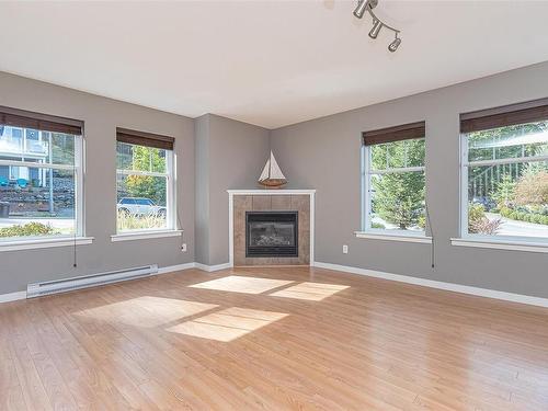 7943 Northview Dr, Crofton, BC - Indoor Photo Showing Living Room With Fireplace