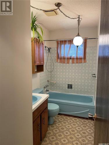 212 2Nd Street E, Nipawin, SK - Indoor Photo Showing Bathroom