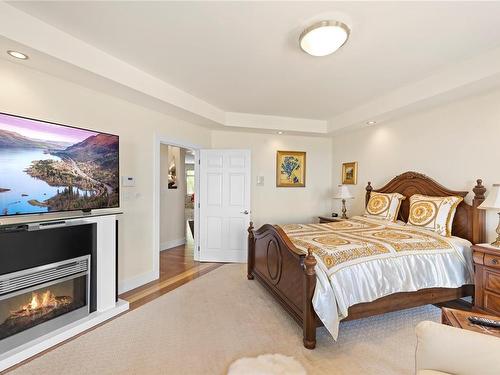 864 Gaetjen St, Parksville, BC - Indoor Photo Showing Bedroom