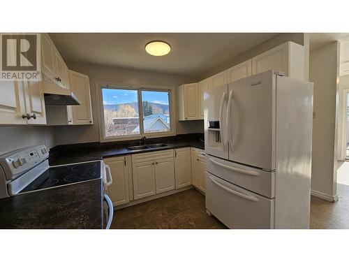 18 Gagnon Crescent, Mackenzie, BC - Indoor Photo Showing Kitchen With Double Sink