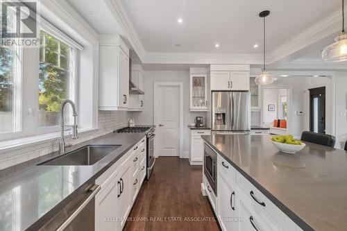28 Glen Crescent Drive, Halton Hills, ON - Indoor Photo Showing Kitchen With Stainless Steel Kitchen With Upgraded Kitchen