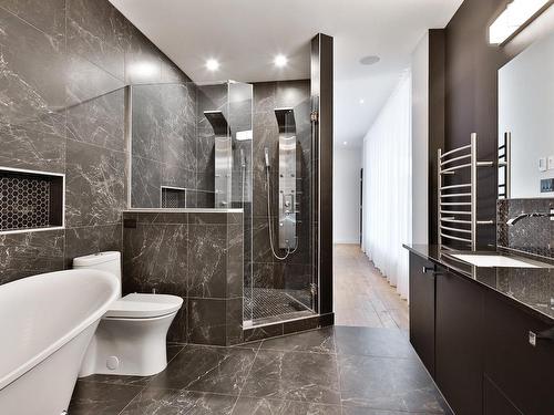 Salle de bains attenante Ã  la CCP - 3871 Rue Dugué, Longueuil (Saint-Hubert), QC - Indoor Photo Showing Bathroom