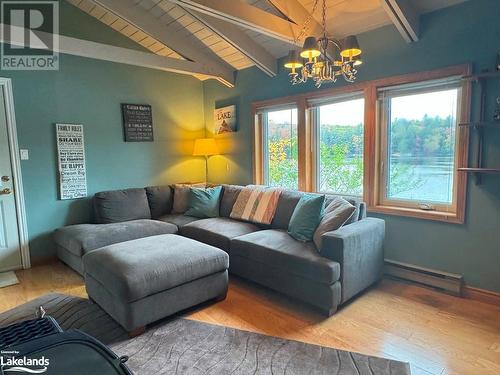 1014 Twilight Close Road, Dorset, ON - Indoor Photo Showing Living Room
