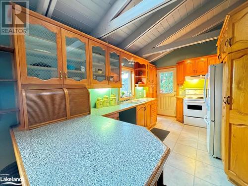 1014 Twilight Close Road, Dorset, ON - Indoor Photo Showing Kitchen