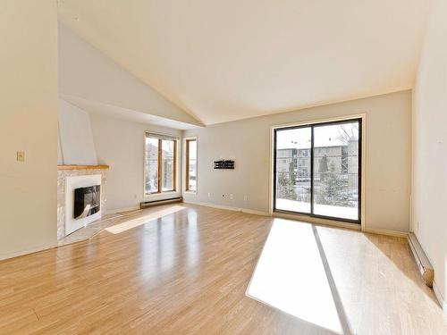 Living room - 215-264 Av. Du Parc, Sherbrooke (Brompton/Rock Forest/Saint-Élie/Deauville), QC - Indoor With Fireplace