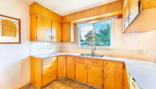 1906 Ash Street, Creston, BC - Indoor Photo Showing Kitchen With Double Sink