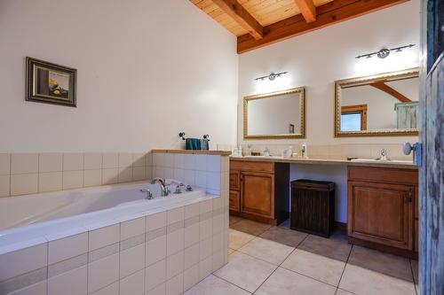 3179 Heddle Road, Nelson, BC - Indoor Photo Showing Bathroom