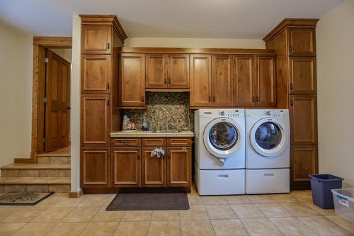 3179 Heddle Road, Nelson, BC - Indoor Photo Showing Laundry Room