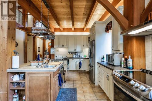 3179 Heddle  Road, Nelson, BC - Indoor Photo Showing Kitchen