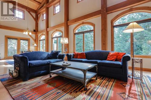 3179 Heddle  Road, Nelson, BC - Indoor Photo Showing Living Room