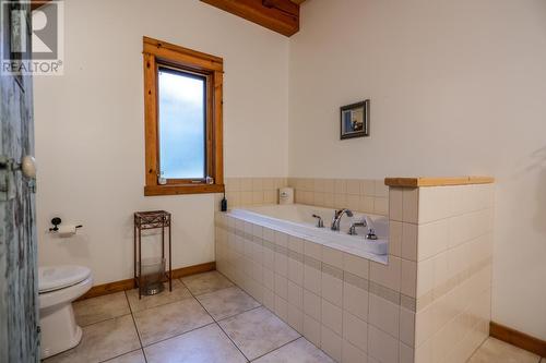 3179 Heddle  Road, Nelson, BC - Indoor Photo Showing Bathroom