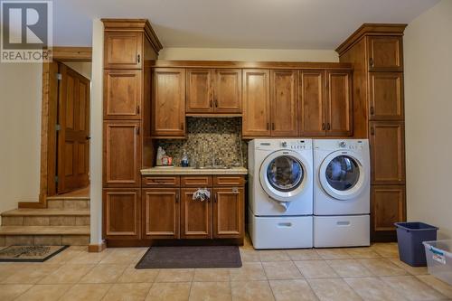 3179 Heddle  Road, Nelson, BC - Indoor Photo Showing Laundry Room