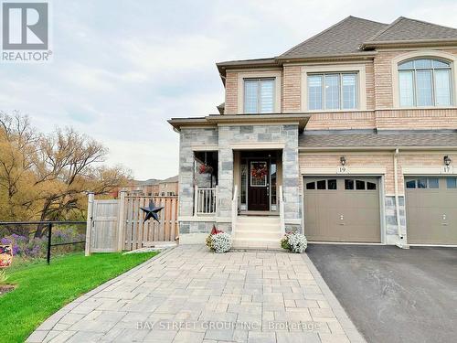19 Kester Court, East Gwillimbury, ON - Outdoor With Facade
